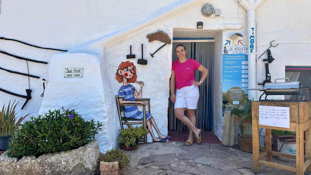 Soraya Bosch en la puerta de la botica de Formatges Sa Roqueta.