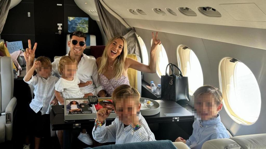 Álvaro Morata y Alice Campelo con sus hijos en su vuelo a Italia.