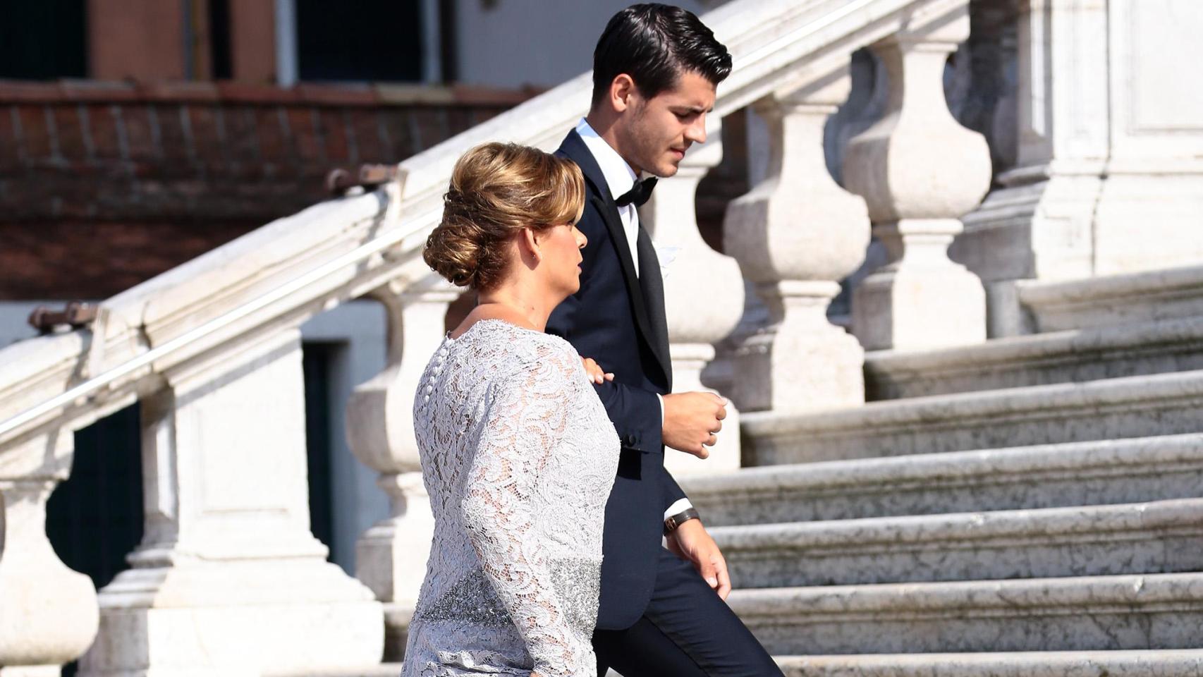 Álvaro Morata con su madre el día de su boda.