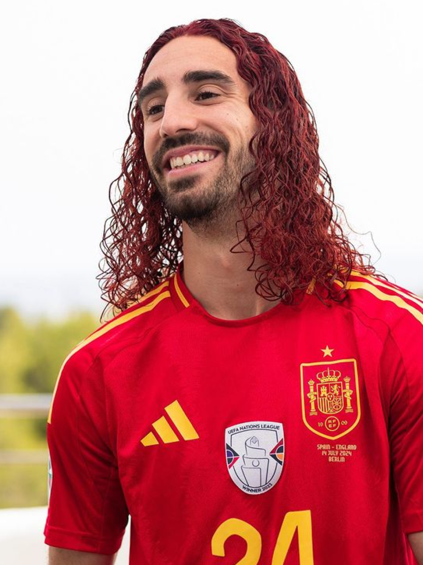 Cucurella cumple su promesa y se tiñe el pelo de rojo tras ganar la Euro
