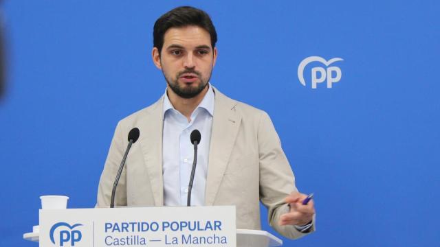 El diputado regional del PP Santiago Serrano, este viernes en rueda de prensa.