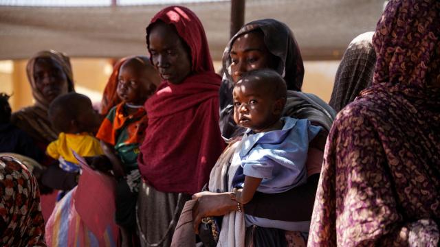 Una mujer y su bebé en el campo de desplazados de Zamzam, en Darfur Septentrional.