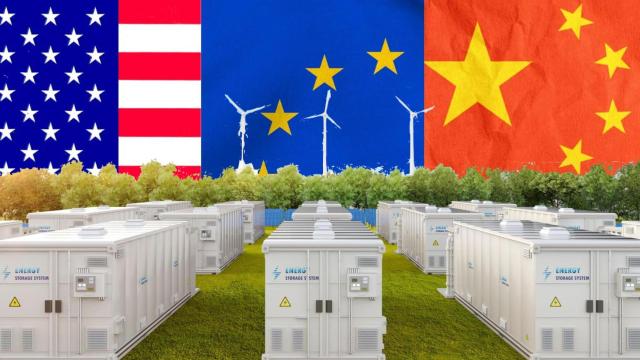 Baterías o almacenamiento estacionario de energía con fondo de las tres banderas: EEUU, EU y China