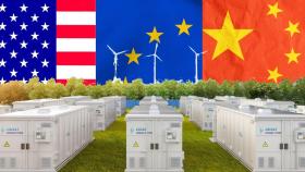 Baterías o almacenamiento estacionario de energía con fondo de las tres banderas: EEUU, EU y China