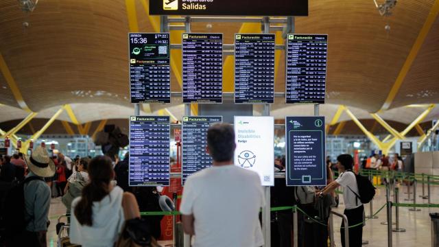 Varias personas en el Aeropuerto Adolfo Suárez Madrid-Barajas