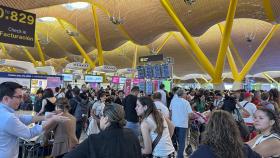 Varias personas hacen cola en la zona de facturación de la T-4 del Aeropuerto Adolfo Suárez de Madrid tras la incidencia global de Microsoft .