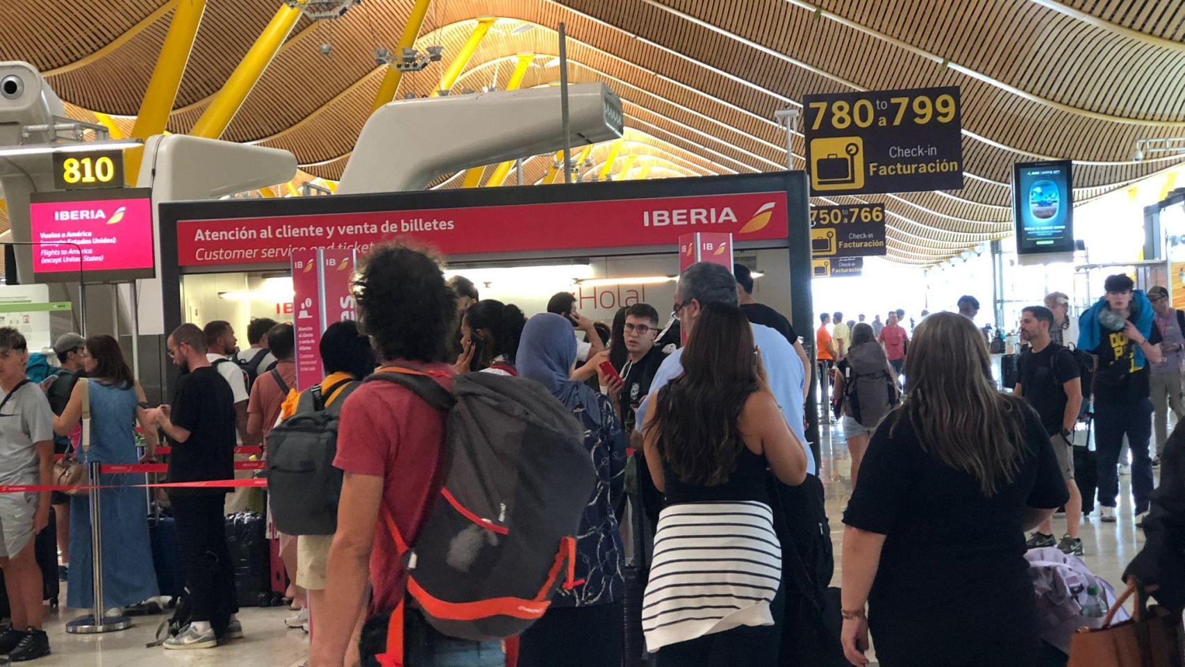 Pasajeros en el aeropuerto Adolfo Suárez Madrid-Barajas este viernes.