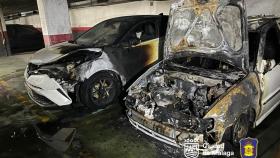 Imagen de los dos coches completamente quemados en el incendio de un garaje en Málaga capital.