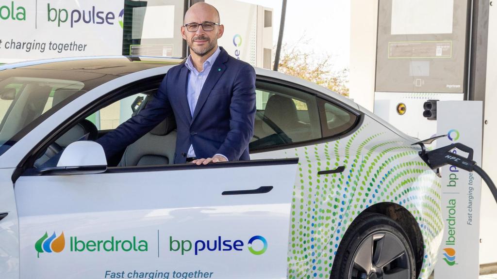 Pablo Pirles, director general en Iberdrola | BP Pulse, en una estación de recarga de coche eléctrico.
