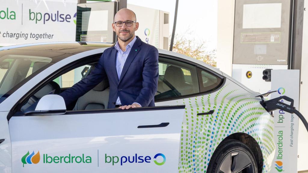 Pablo Pirles, director general en Iberdrola | BP Pulse, en una estación de recarga de coche eléctrico.