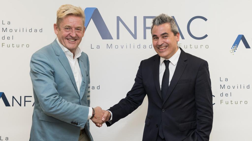 El ex presidente de Anfac Wayne Griffiths con el nuevo presidente Josep María Recasens.