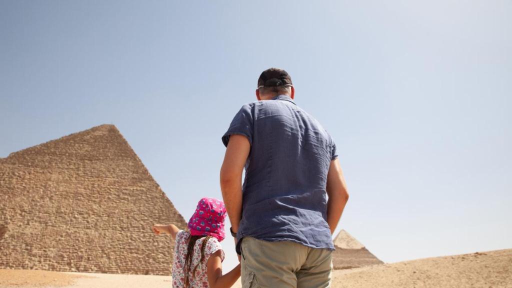 Padre e hija en la pirámide de Keops en Giza