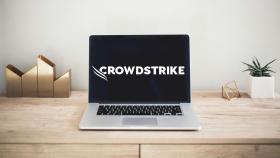 Fotomontaje de un ordenador y el logo de CrowdStrike.