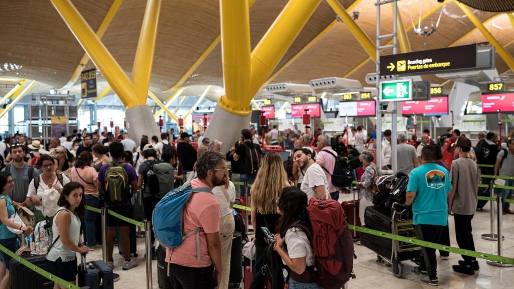Largas colas en el aeropuerto de Madrid-Barajas tras la caída del sistema de Microsoft.