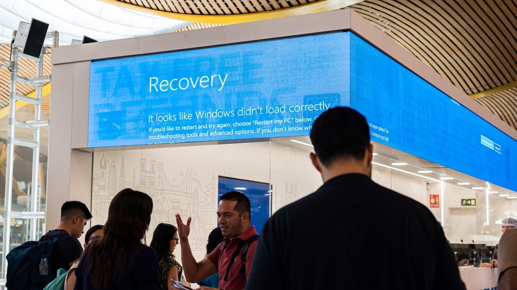 La pantalla azul de Microsoft en el aeropuerto de Madrid-Barajas.