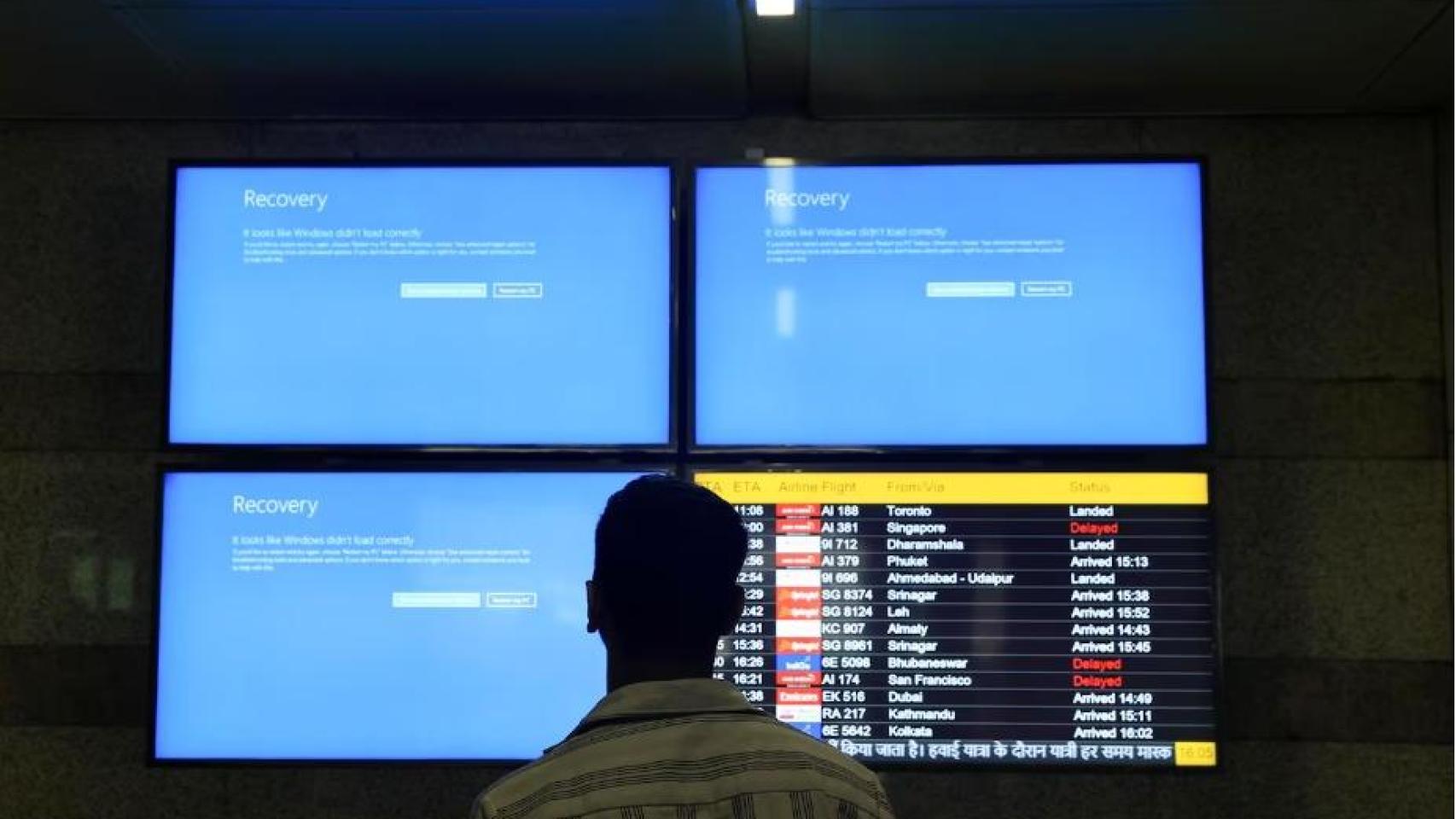 Un pasajero observa pantallas de información en el aeropuerto de Delhi, India.