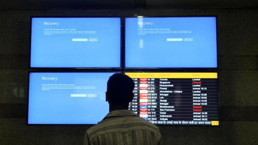 Un pasajero observa pantallas de información en el aeropuerto de Delhi, India.