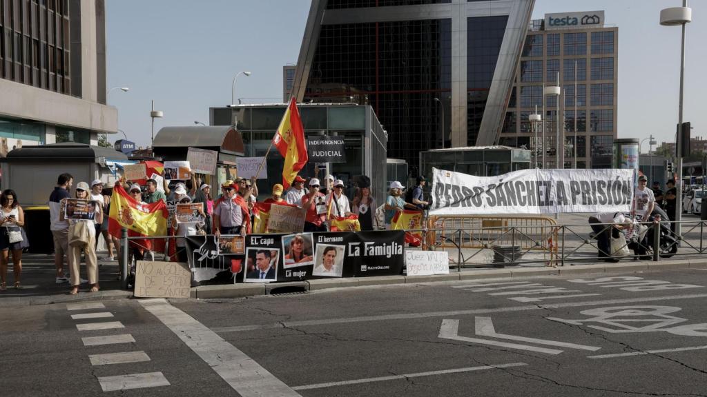 Protestas frente a los juzgados de Plaza de Castilla de Madrid donde Begoña Gómez declara este viernes.