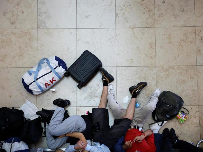 Pasajeros esperan en el aeropuerto de Berlín tras el apagón mundial.