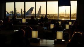 Los pasajeros esperan vuelos retrasados en el aeropuerto de Newark.