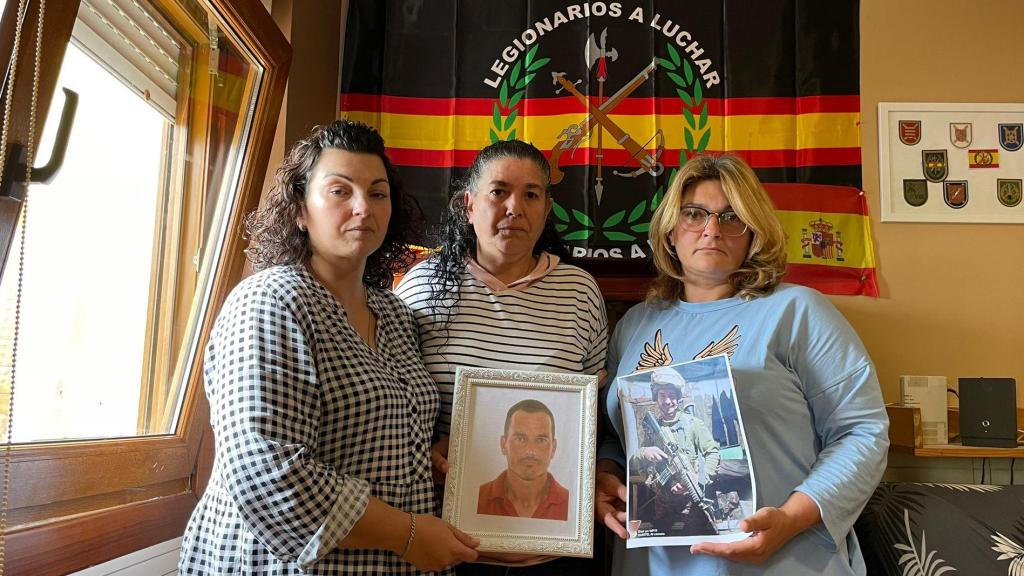 Carmen, cuñada de Miguel Ortiz, y las hermanas de éste, Virginia (a la izquierda) y Beatriz (a la derecha) en casa de Carmen en Santander. De fondo se aprecia una bandera de la Legión, cuerpo militar en el que también sirvió el marido de Carmen.