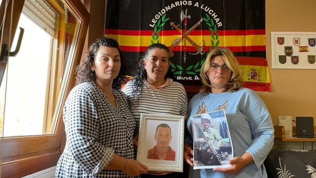 Carmen, cuñada de Miguel Ortiz, y las hermanas de éste, Virginia (a la izquierda) y Beatriz (a la derecha) en casa de Carmen en Santander. De fondo se aprecia una bandera de la Legión, cuerpo militar en el que también sirvió el marido de Carmen.