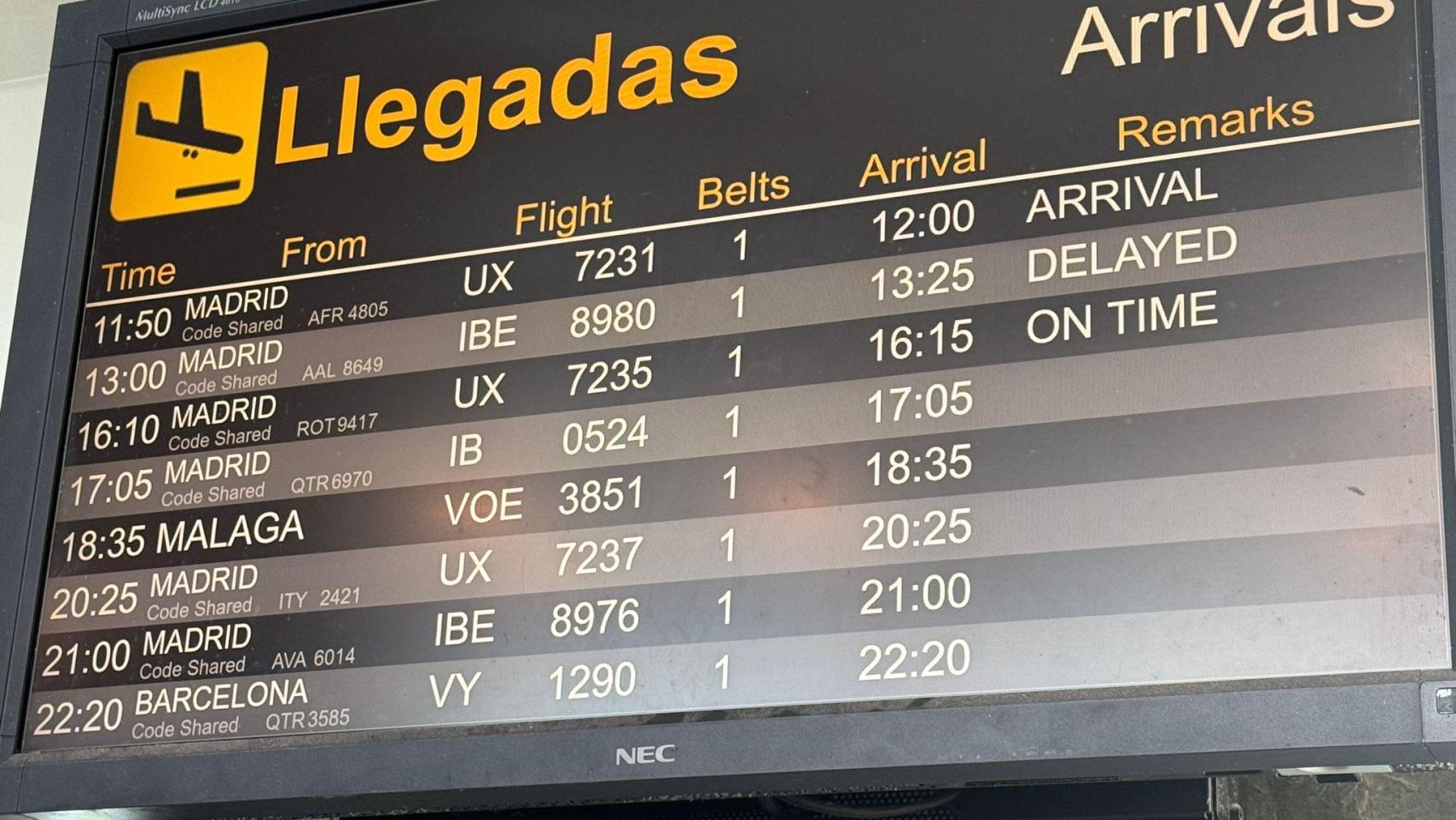 Panel de información de vuelos en el aeropuerto de Alvedro.