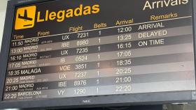 Panel de información de vuelos en el aeropuerto de Alvedro.