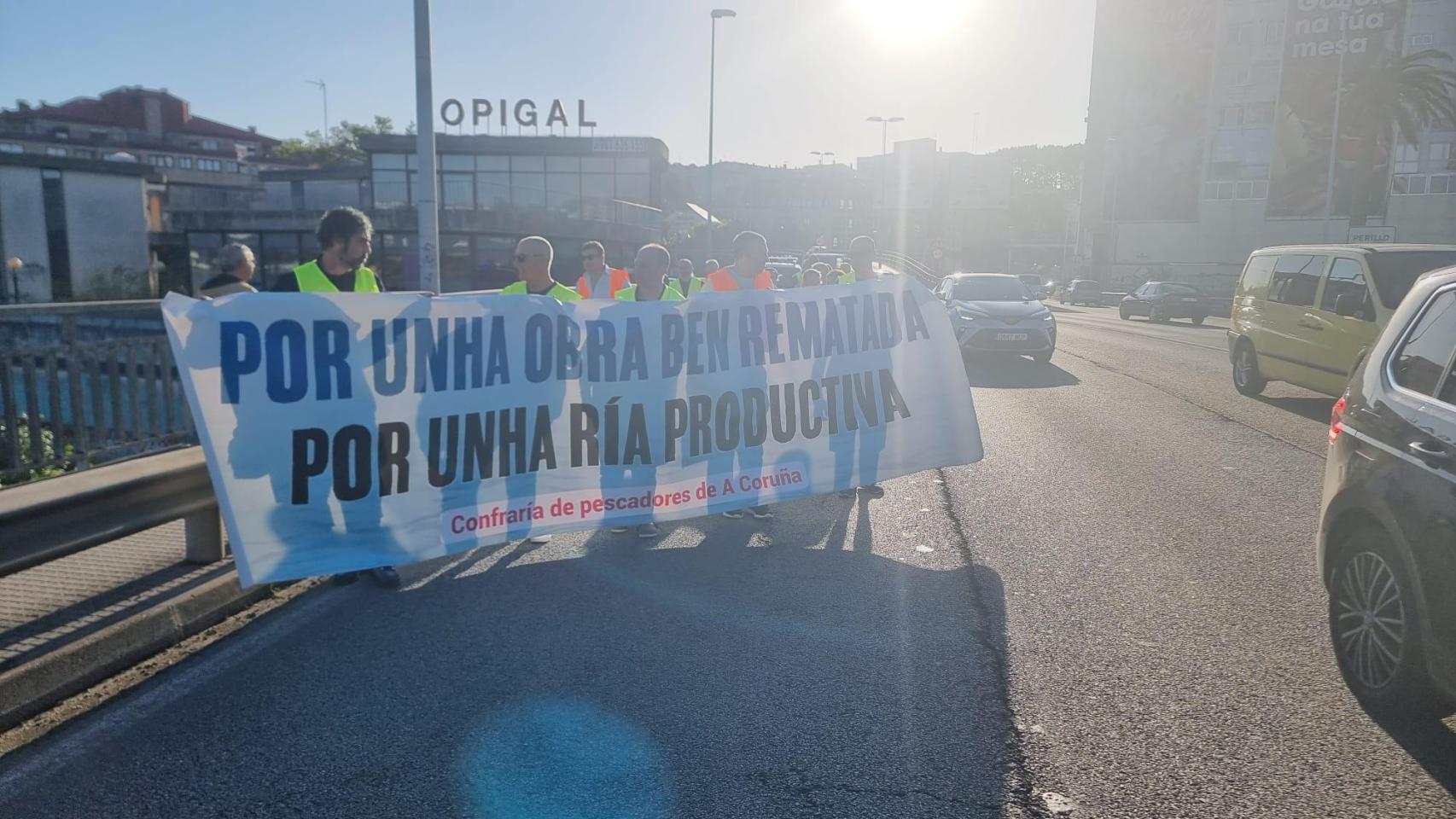 Los mariscadores de O Burgo (A Coruña) amplían los cortes de tráfico de A Pasaxe