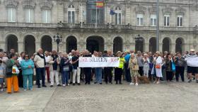 Vecinos de A Coruña se concentran en María Pita para exigir soluciones al conflicto de la basura