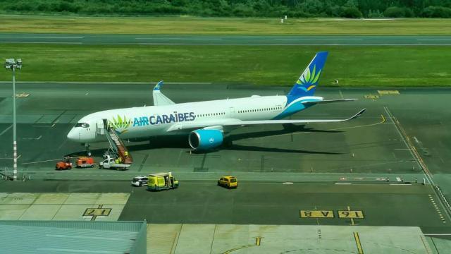 El avión de Air Caraïbes, en el aeropuerto de Santiago.