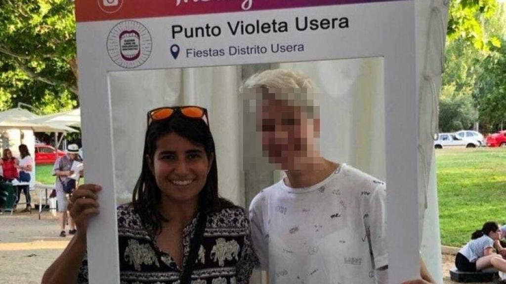 Rocío Murciano (izquierda), con una mujer en el Punto Violeta de Usera (Madrid).