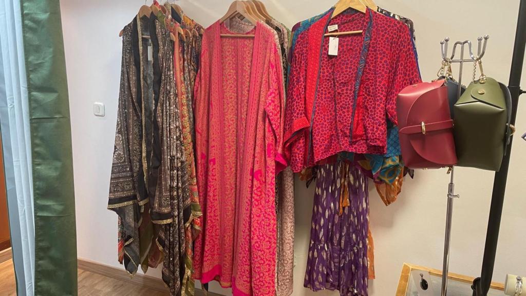 Algunas de las prendas de la India que se pueden encontrar en Morocco Vigo.