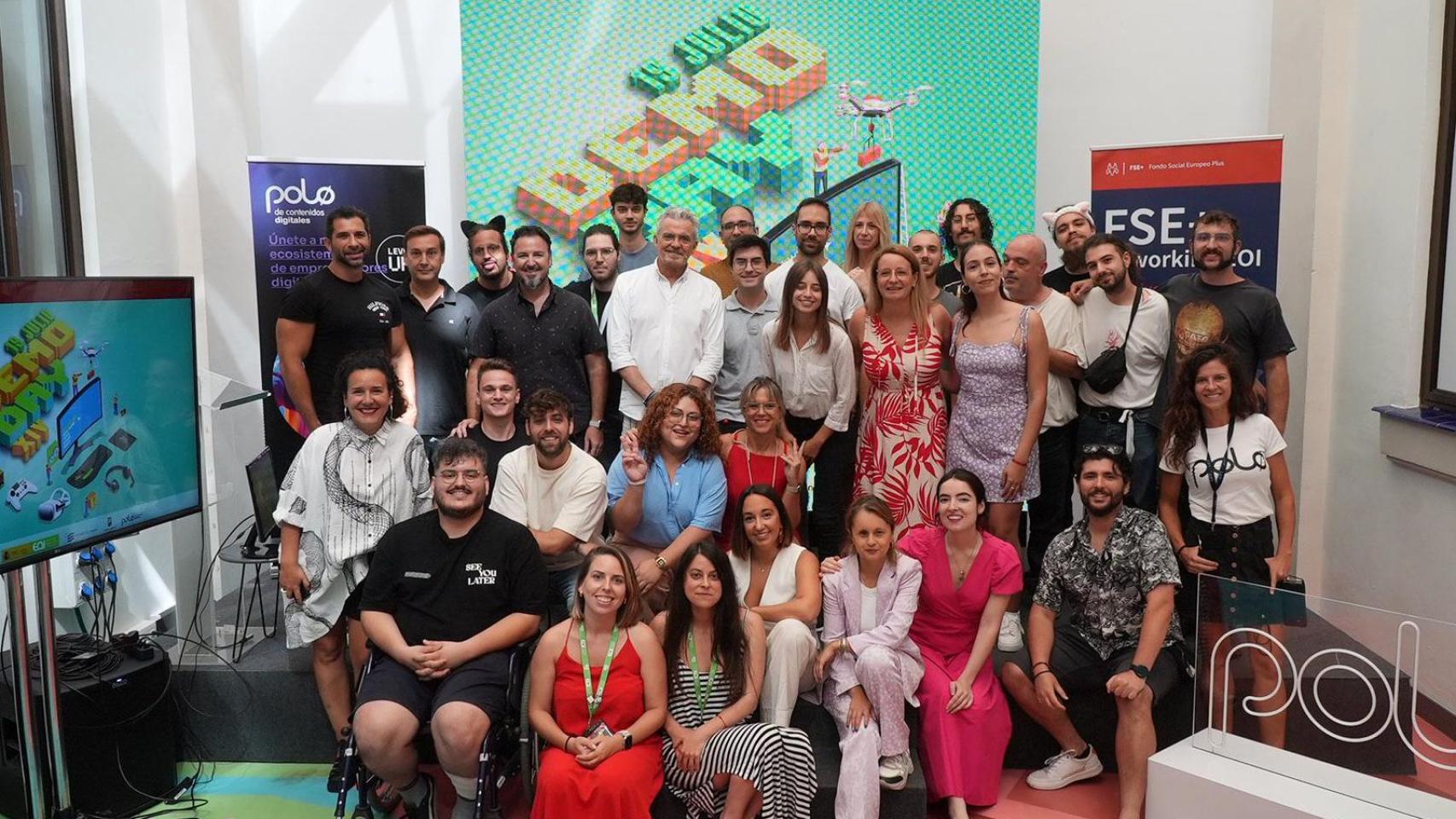 Foto familia del Demo Day de la XIV Edición del Programa de Emprendimiento de Videojuegos.