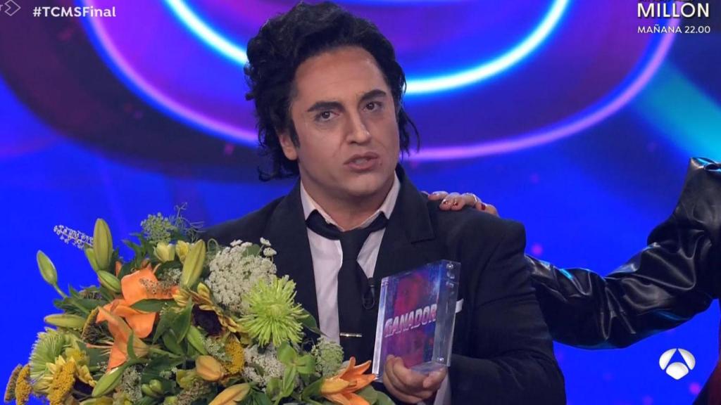 David Bustamante en 'Tu cara me suena' con la placa de ganador.