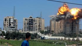 Se produce una explosión tras un ataque aéreo israelí contra un edificio residencial en el centro de la Franja de Gaza, el 20 de julio de 2024.