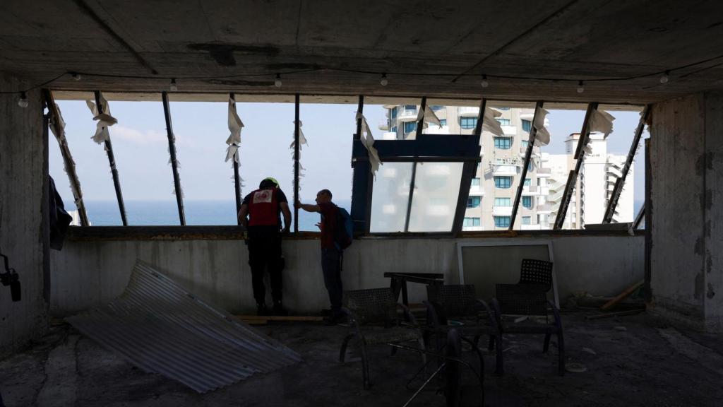 Un miembro del servicio de rescate israelí inspecciona la planta de un edificio donde un dron lanzado por los hutíes de Yemen impactó este viernes.