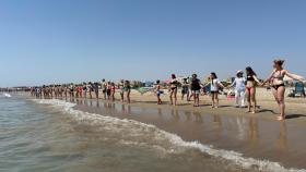 Cadena humana en las playas valencianas.