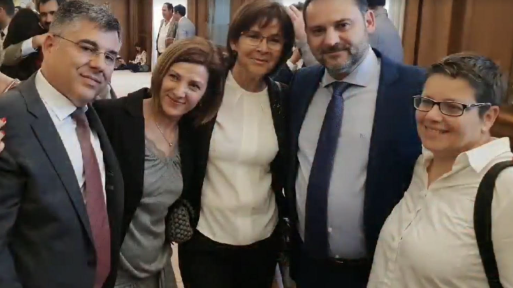 Isabel García junto al exministro José Luis Ábalos y otros cargos del PSOE valenciano.