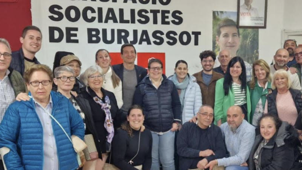 La actual directora del Instituto de las Mujeres, Isabel García (en el centro), con un grupo de compañeros del partido en la sede del PSOE de Burjassot.