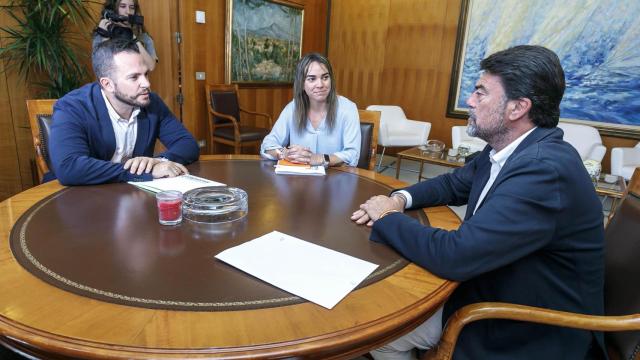 Rafa Mas y Sara Llobell de Compromís con el alcalde Luis Barcala en la ronda de contactos de junio de 2023.