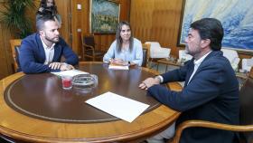Rafa Mas y Sara Llobell de Compromís con el alcalde Luis Barcala en la ronda de contactos de junio de 2023.