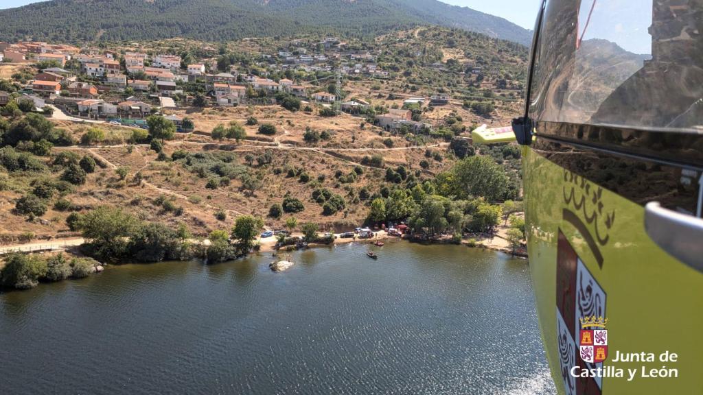 El Grupo de Rescate y Salvamento de la Junta de Castilla y León buscando al desaparecido en el embalse del Charco del Cura