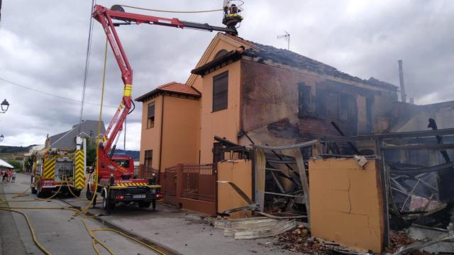 La vivienda incendiada en el municipio berciano de Cacabelos
