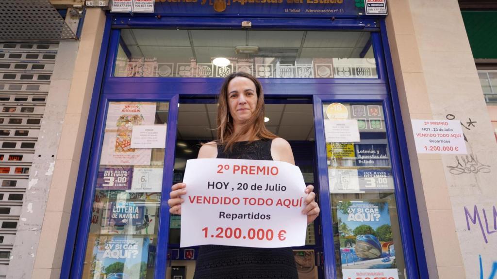 Olga Ramos, responsable de la Administración de Loterías 'El Trébol de la Suerte', en la calle de Mantería de Valladolid