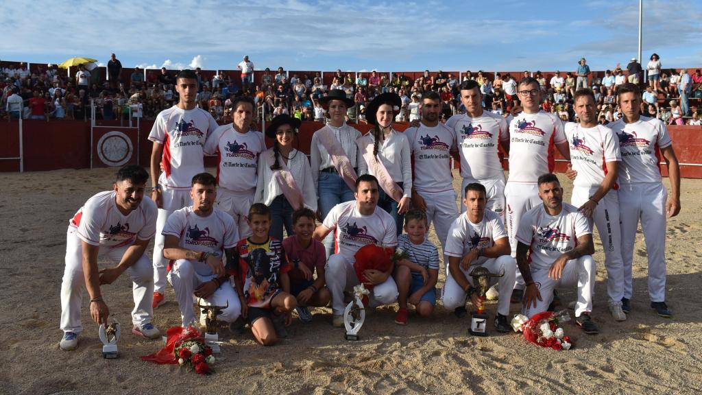 Cortadores participantes con las reinas de las fiestas