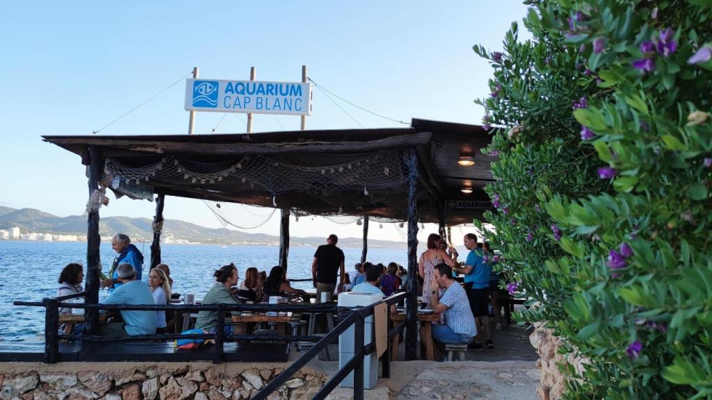 El chiringuito de Ibiza en el que comer una sardinada ilimitada por tan solo 18 euros
