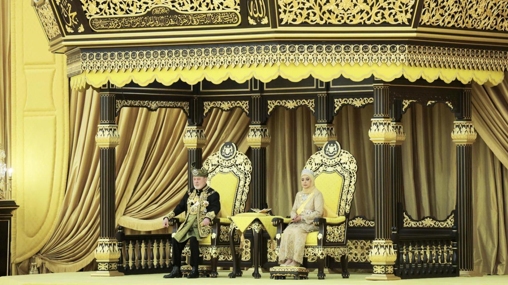 Los reyes de Malasia durante la ceremonia de investidura.