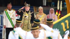 El multimillonario Rey de Malasia y su mujer en la ceremonia de investidura.