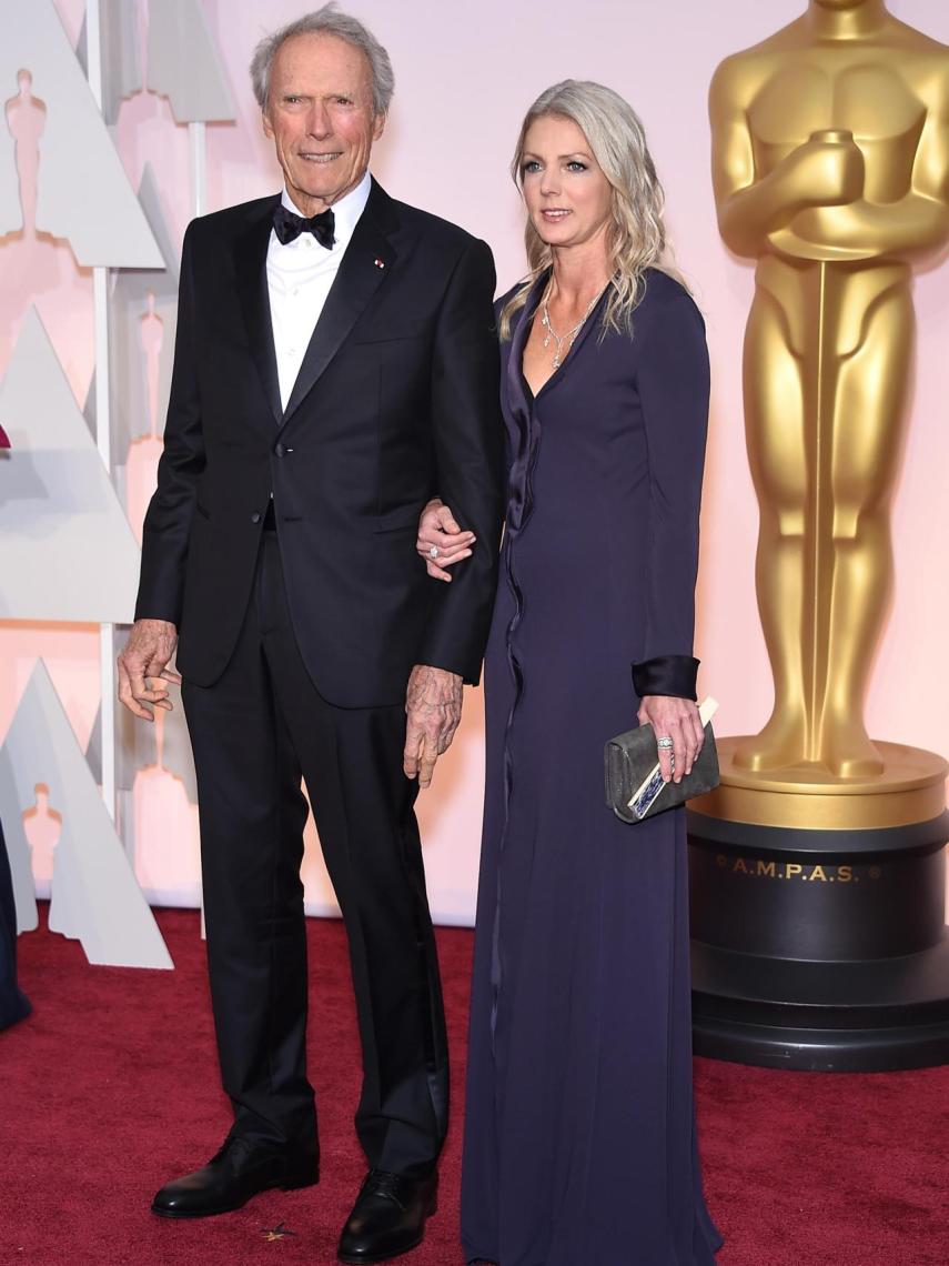 Clint Eastwood y Christina Sandera en la gala de los Premios Oscar 2015.
